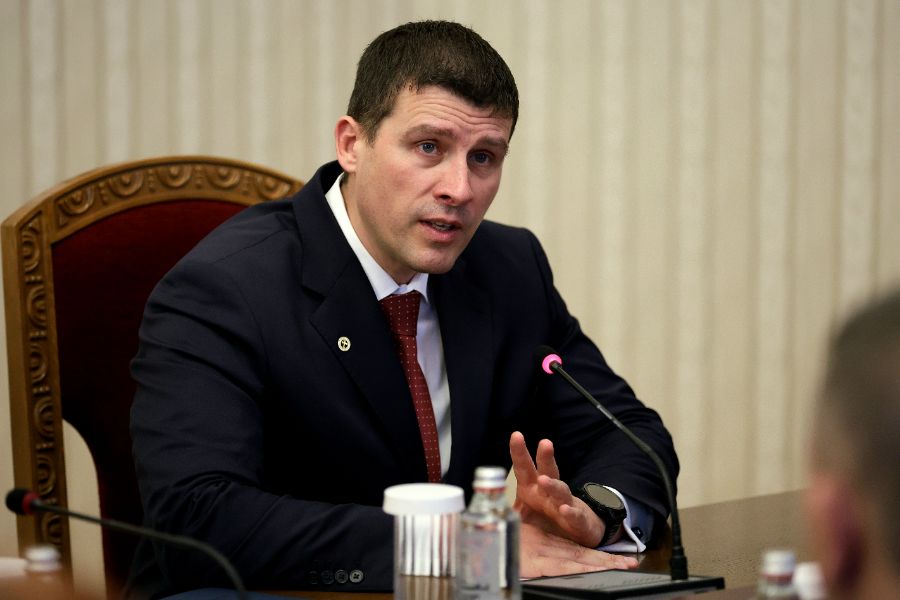 <p>Обществото няма доверие в институциите, както и в медиите, с право, заяви председателят на парламентарната група на &bdquo;Величие&ldquo; Ивелин Михайлов по време на консултациите с президента Илияна Йотова във връзка с процедурата по назначаване на служебен министър-председател.</p>