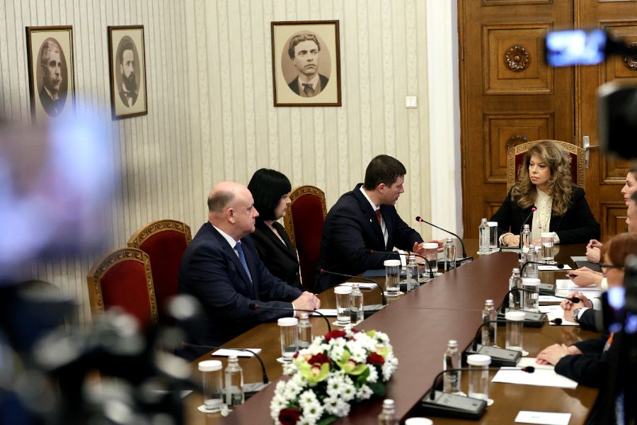 <p>Обществото няма доверие в институциите, както и в медиите, с право, заяви председателят на парламентарната група на &bdquo;Величие&ldquo; Ивелин Михайлов по време на консултациите с президента Илияна Йотова във връзка с процедурата по назначаване на служебен министър-председател.</p>