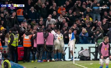 Комична грешка в защитата на Челси и Лийдс изравнява
