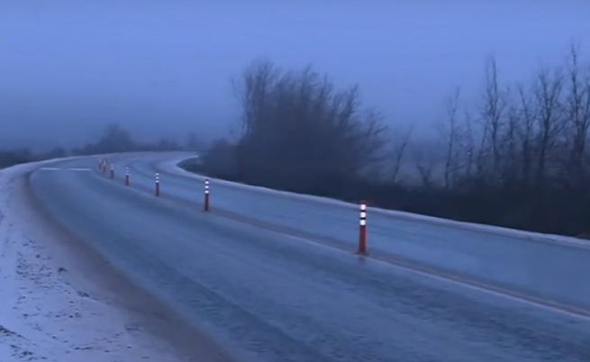 Слагат ограничителни колчета на пътя, където загинаха Сияна и кмет на Червен бряг