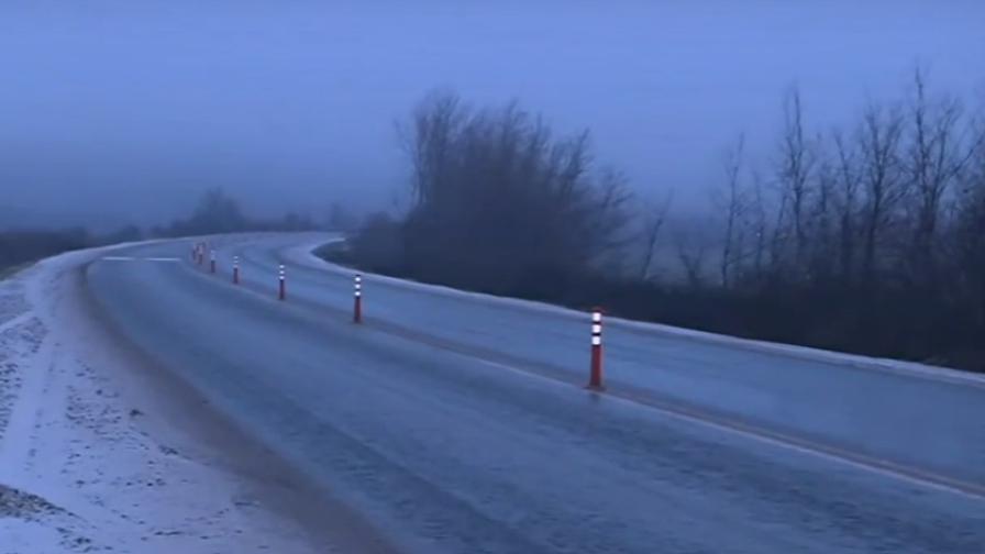 Слагат ограничителни колчета на пътя, където загинаха Сияна и кмет на Червен бряг