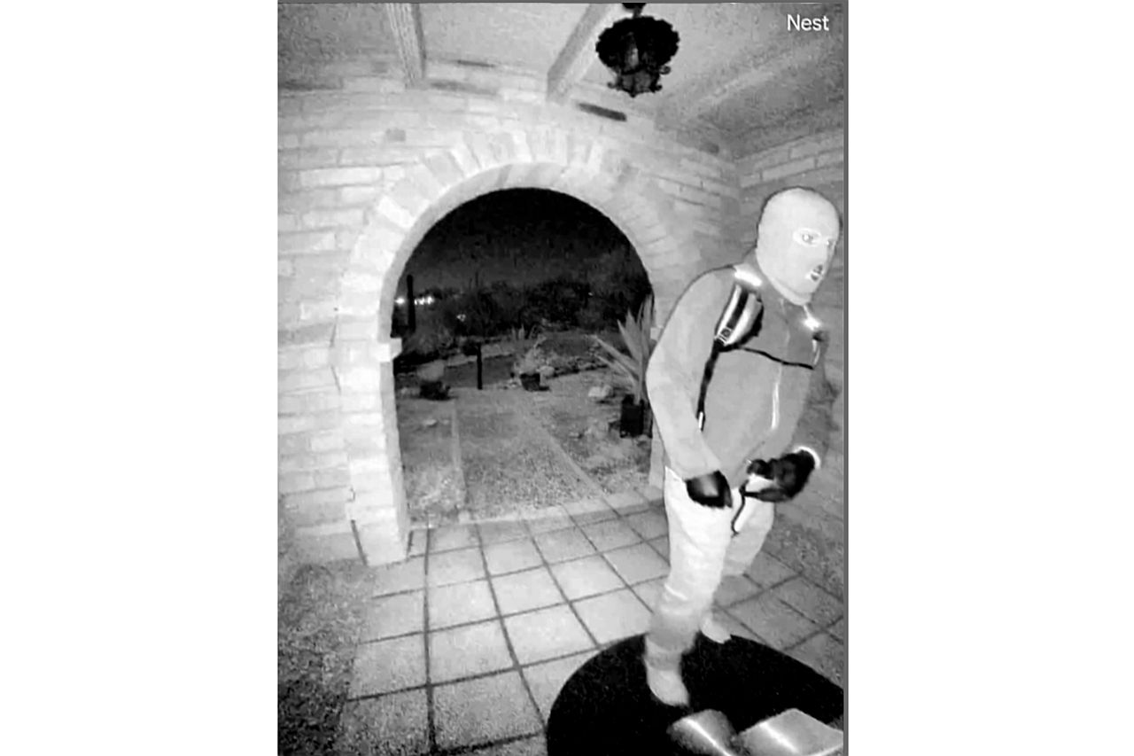 <p>Майката на популярната телевизионна водеща Савана Гътри - Нанси, беше отвлечена посред нощ от дома си в Аризона. Полицията и ФБР провеждат мащабно разследване. Властите разпространиха възстановени кадри от камерата пред дома на Нанси.&nbsp;Един човек е задържан за разпит, а в дома му се извършва претърсване.</p>