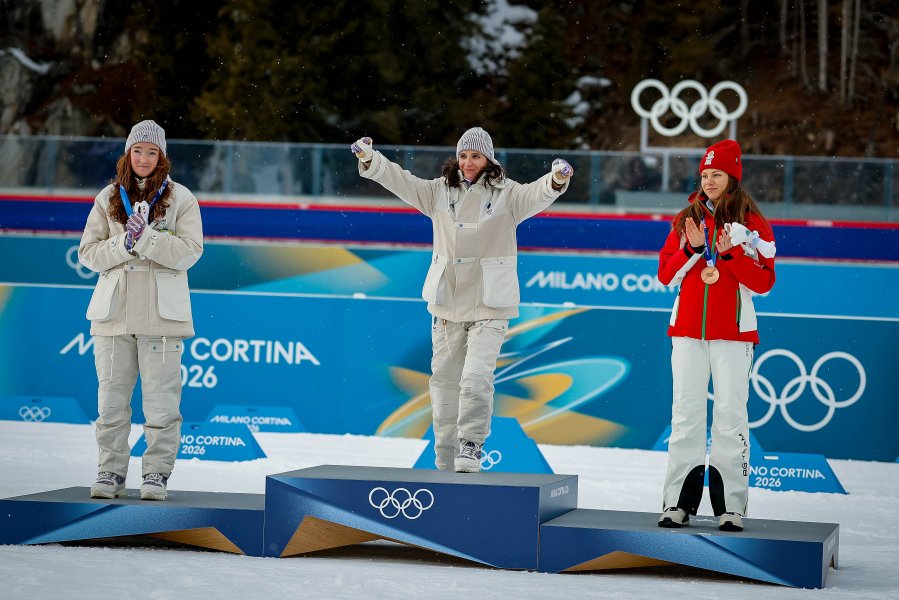 Награждаване на Лора Христова след бронзовото отличие на Зимните олимпийски1