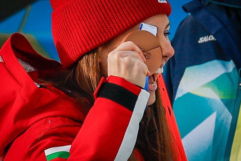 Награждаване на Лора Христова след бронзовото отличие на Зимните олимпийски1