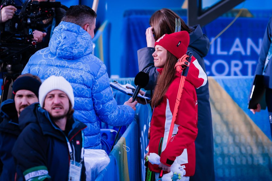 Награждаване на Лора Христова след бронзовото отличие на Зимните олимпийски1