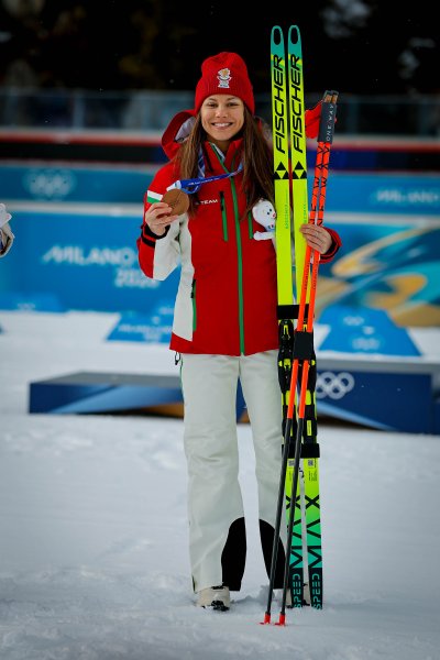 Награждаване на Лора Христова след бронзовото отличие на Зимните олимпийски1