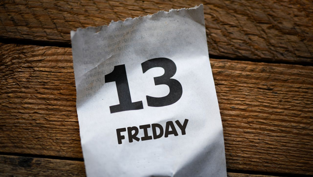 Петък 13-и идва три пъти през 2026 г.: Митове, факти и страховити съвпадения