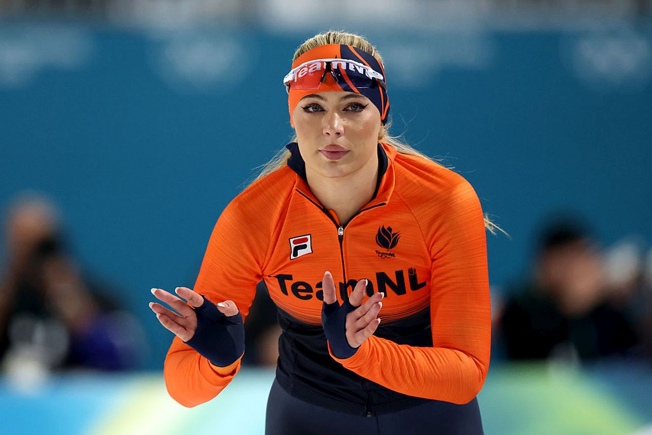 <p><strong>Юта Леердам</strong>- Ако скоростта можеше да разбива сърца, щеше да прилича на Юта Леердам. Холандската ледена ракета не е просто една от най-бързите с кънките&nbsp;на планетата &mdash; тя е световен секс символ, взривяваща се по овала с впечатляваща сила и кукленска красота. С изваяни мускули, чар на супермодел и рекордно темпо, годеницата на американския боксьор и инфлуенсър Джейк Пол превръща скоростното пързаляне с кънки в зрелище за всички. Тя не е само за очите &mdash; Юта е абсолютна заплаха на леда. През 2022 г. се короняса като световна шампионка по спринт на 500 и 1000 метра, след което удвои успеха си с титлата на 1000 метра през 2020 и 2023 г. Феновете наричат 27-годишната &bdquo;нереално красива&ldquo; и &bdquo;зашеметяваща&ldquo;.</p>