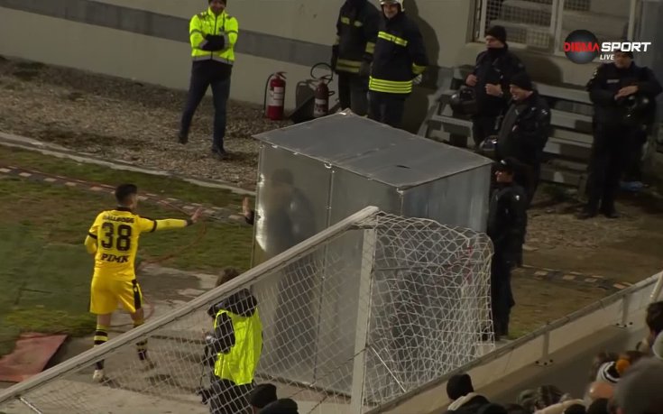 Тежък удар! Футболист на Ботев Пловдив нацели двама полицаи (видео)