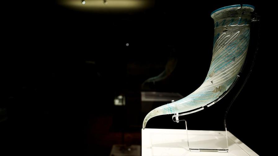 Акцентът в изложбата на НАИМ-БАН -  оцветен стъклен ритон, открит край варненското село Блъсково