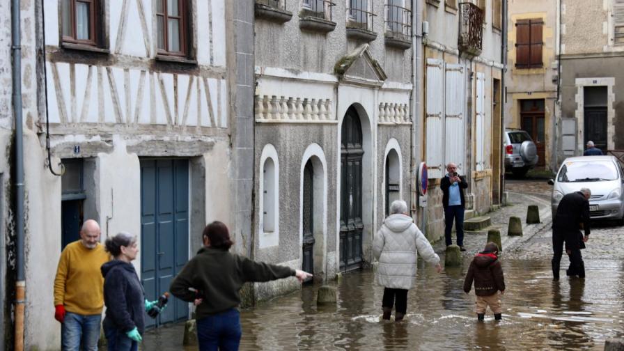 Екстремно време на Балканите: Ветрове, дъжд и сняг затвориха училища и оставиха хиляди без ток