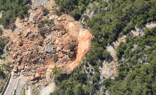 Свлачище край Рим затрупа жилищна сграда, има загинал