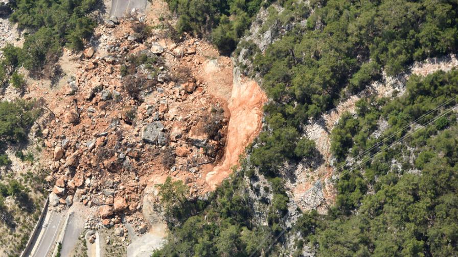 Свлачище край Рим затрупа жилищна сграда, има загинал