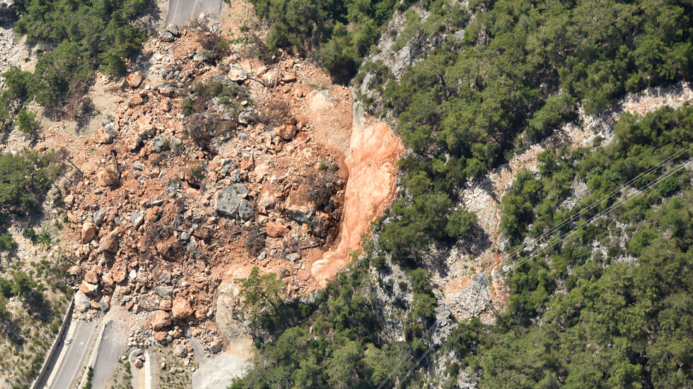 Свлачище край Рим затрупа жилищна сграда, има загинал
