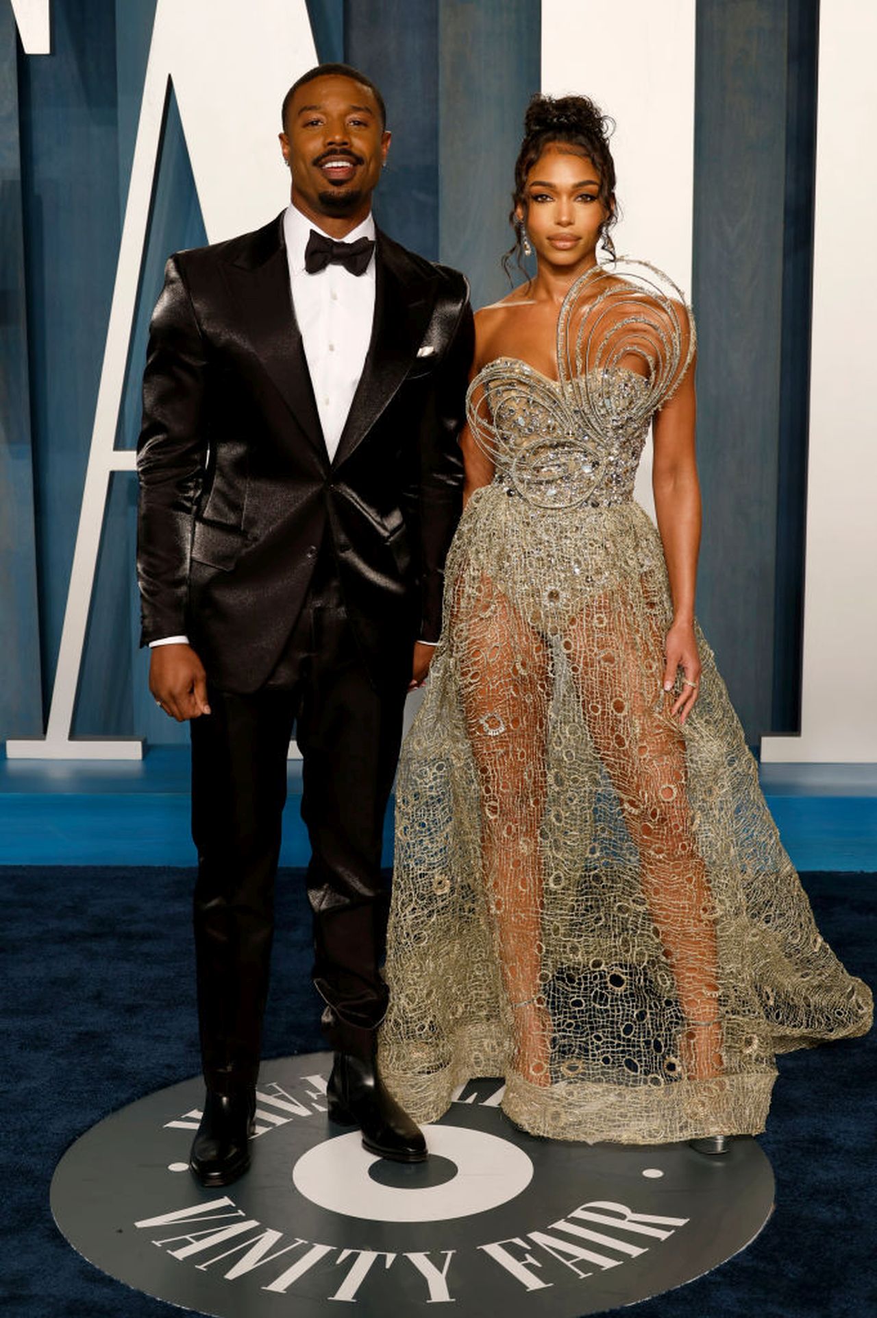 <p><strong>Майкъл Б. Джордан и Лори Харви</strong>- През 2021 г. Майкъл Б. Джордан направи всичко възможно, за да превърне първия Свети Валентин с тогавашната си приятелка Лори Харви в истинска приказка. Актьорът нае цял аквариум, за да могат двамата да останат насаме, а след това резервира и луксозния японски ресторант &bdquo;Нобу&ldquo;, където беше подготвена специална вечеря. Пространството беше украсено с розови листенца и свещи, създавайки романтична и почти нереална атмосфера. Изненадите продължиха и в хотелската стая, изпълнена с цветя, свещи и вана с пяна. Кулминацията настъпи, когато Джордан ѝ подари официален документ, удостоверяващ покупката на акции от луксозната марка Herm&egrave;s.</p>