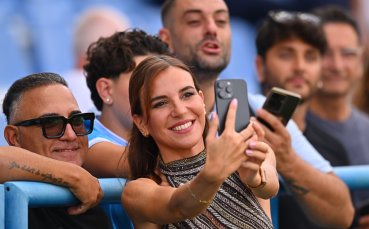 Спалети забърка скандал, целуна репортерка на живо в ефир