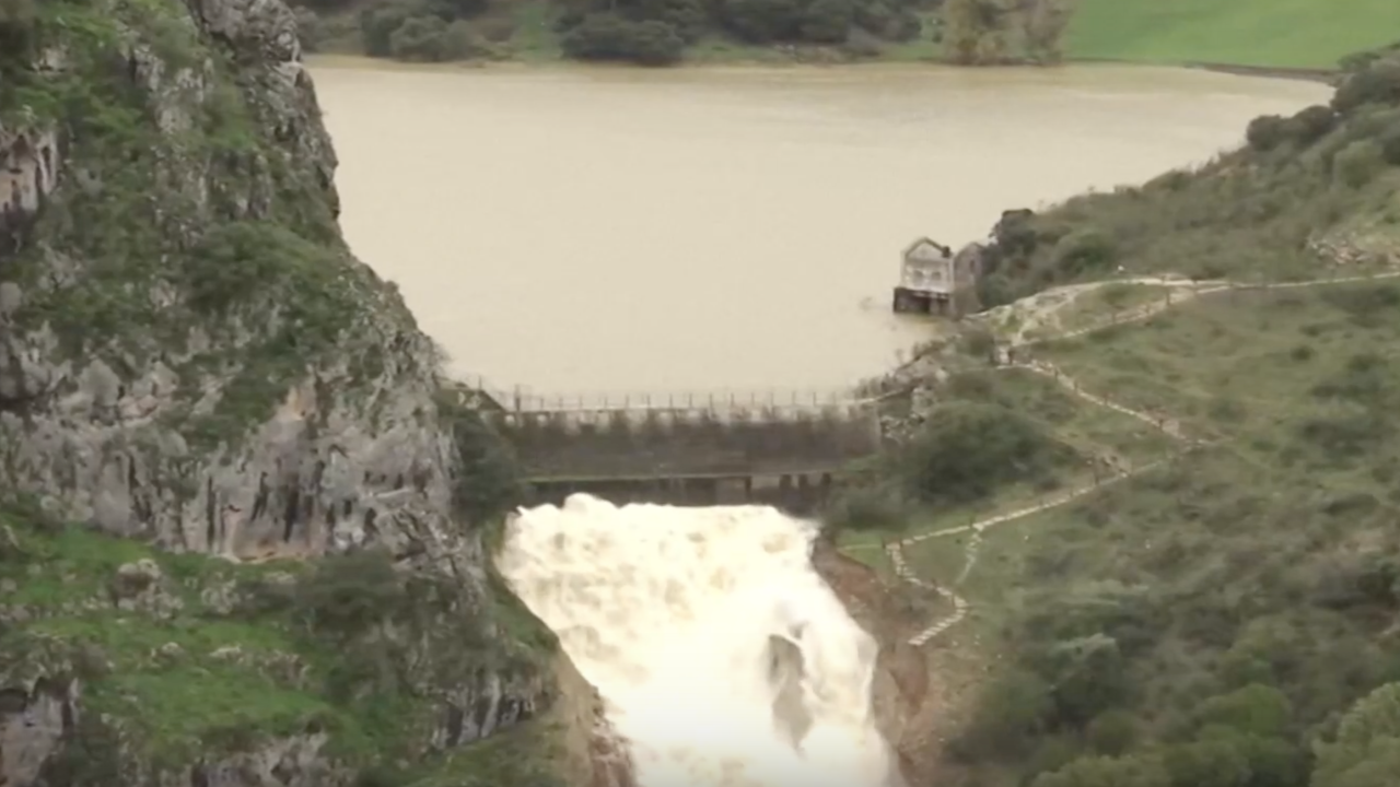 Язовир в Испания прелива за първи път от над век