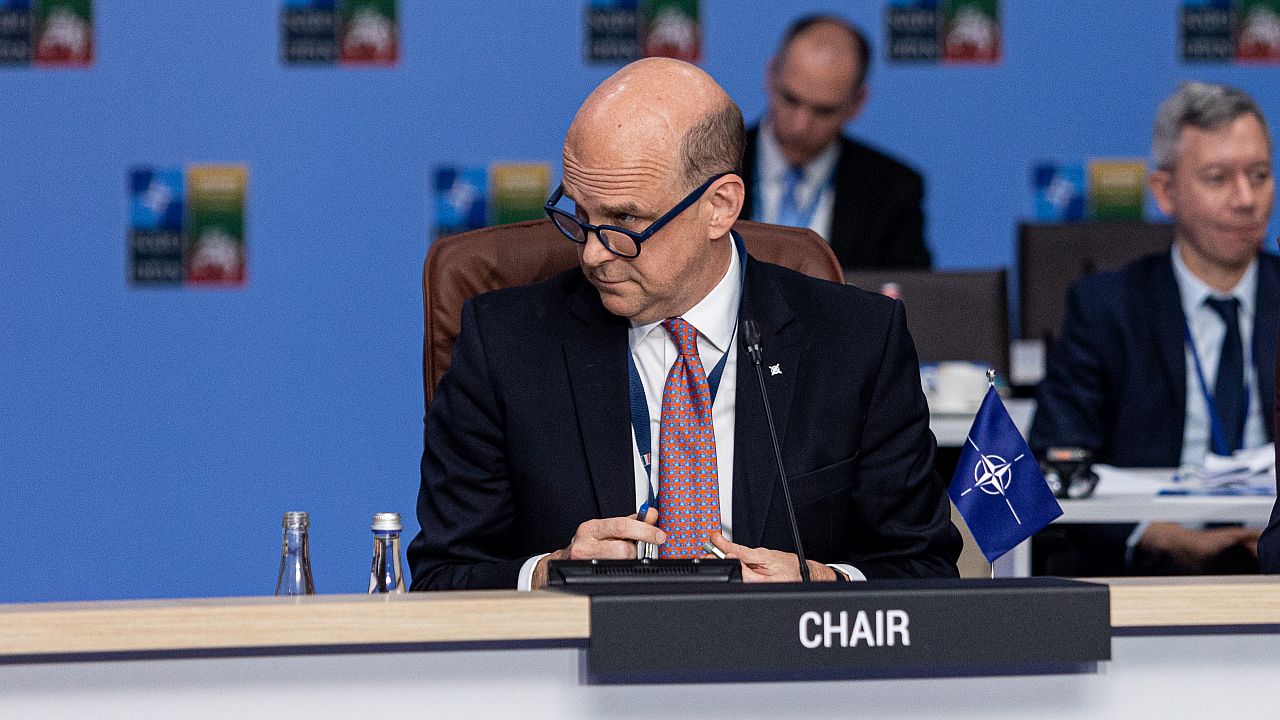 Дипломат настани младата си любовница в резиденция в Брюксел