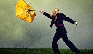 Мощен вятър и рязко застудяване: Жълт код в цяла България в сряда