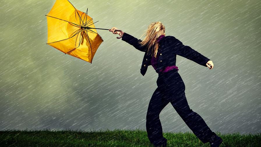 Опасно време в неделя: Подгответе се за бури