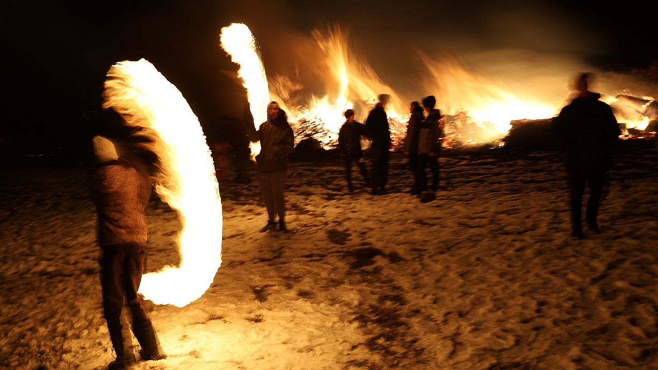 Месни заговезни е! Огънят и люлките носят здраве