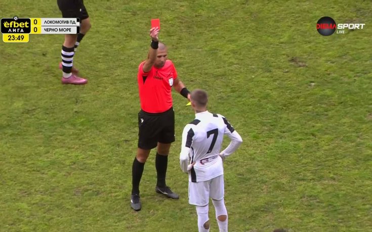 Локо Пд остава с 10 играчи в мача с Черно море