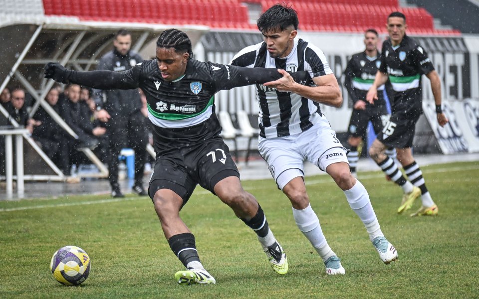 Десет от Локо Пд измъкнаха точка от Черно море в сетния миг