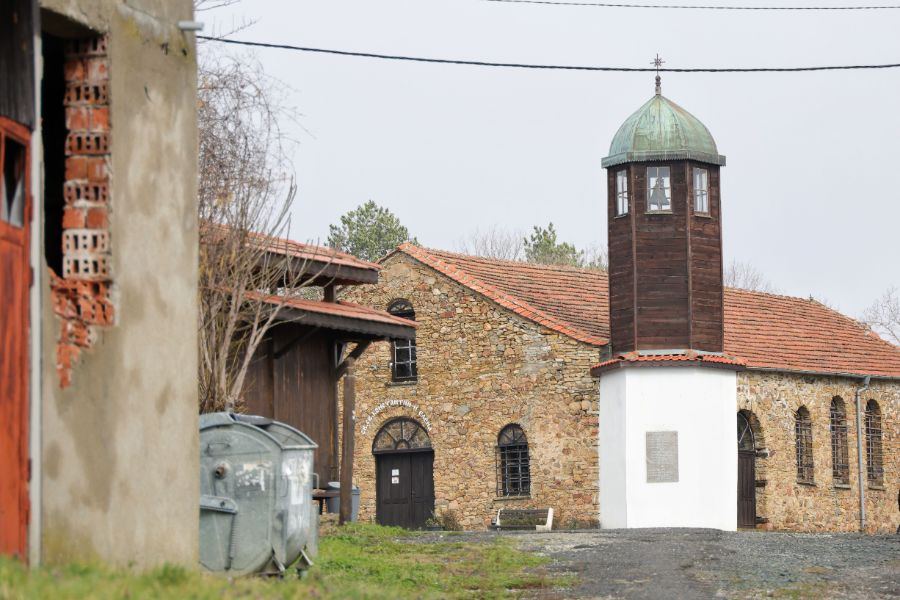<p>Полиция отцепи района около дома на Ивайло Калушев в село Българи.</p>