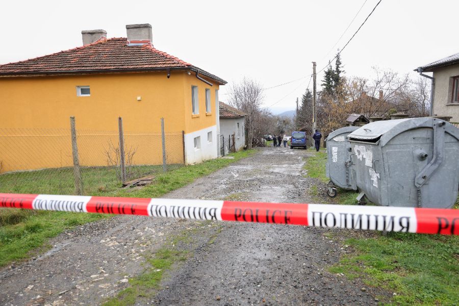 <p>Полиция отцепи района около дома на Ивайло Калушев в село Българи.</p>