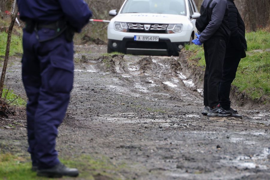 <p>Полиция отцепи района около дома на Ивайло Калушев в село Българи.</p>