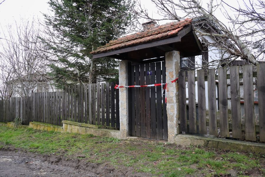 <p>Полиция отцепи района около дома на Ивайло Калушев в село Българи.</p>