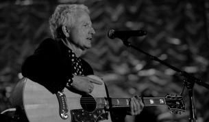 <p>Почина&nbsp;авторът на песента Like a Virgin, изпълнявана от Мадона</p>