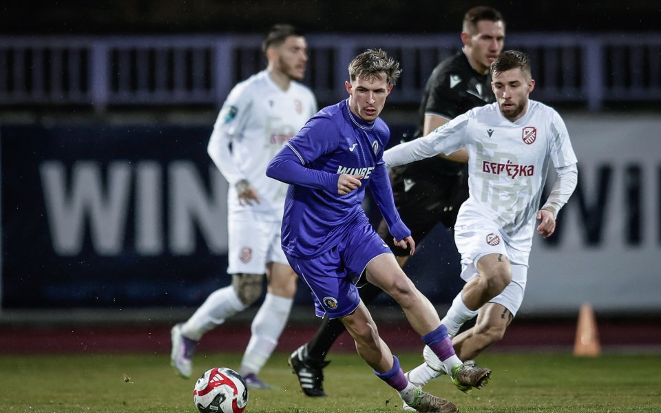 В нервен мач с два червени картона Етър и Фратрия не се победиха