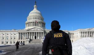 Арестуваха въоръжен мъж, тичащ към сградата на Конгреса на САЩ