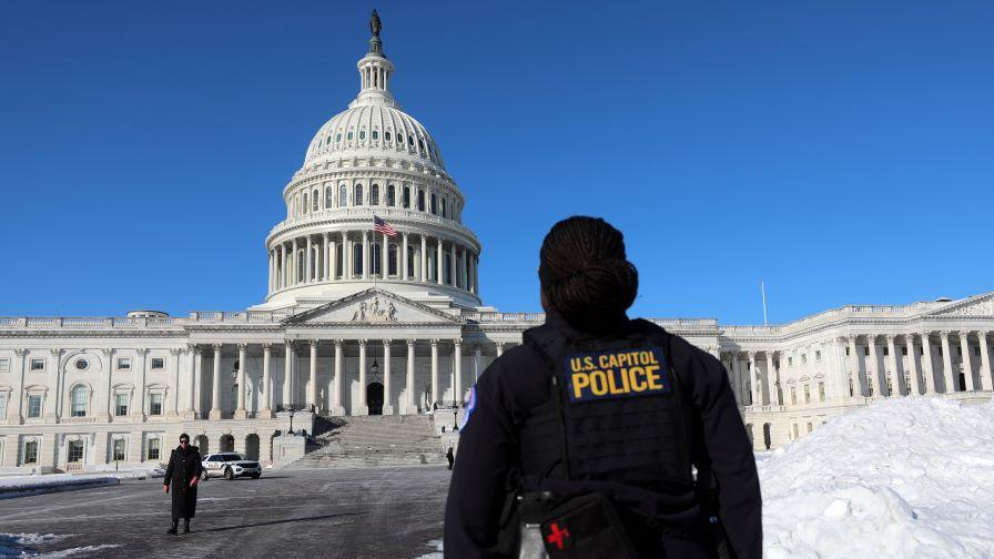 Арестуваха въоръжен мъж, тичащ към сградата на Конгреса на САЩ