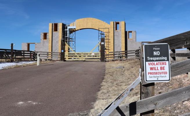 Разследват твърдения за тела, погребани близо до ранчото на Джефри Епстийн