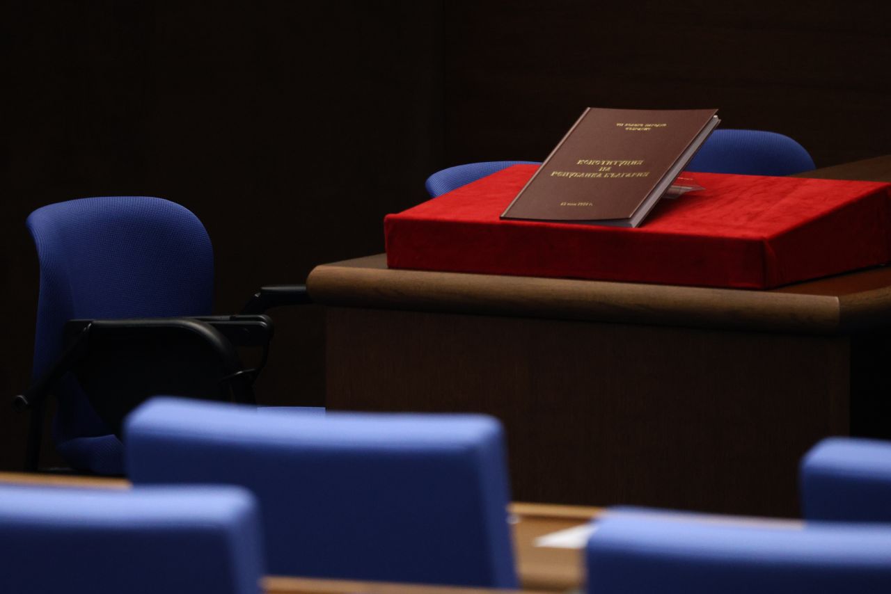 <p>Министрите от служебния кабинет на Андрей Гюров положиха официално клетва пред Народното събрание в присъствието на президента Илияна Йотова.</p>