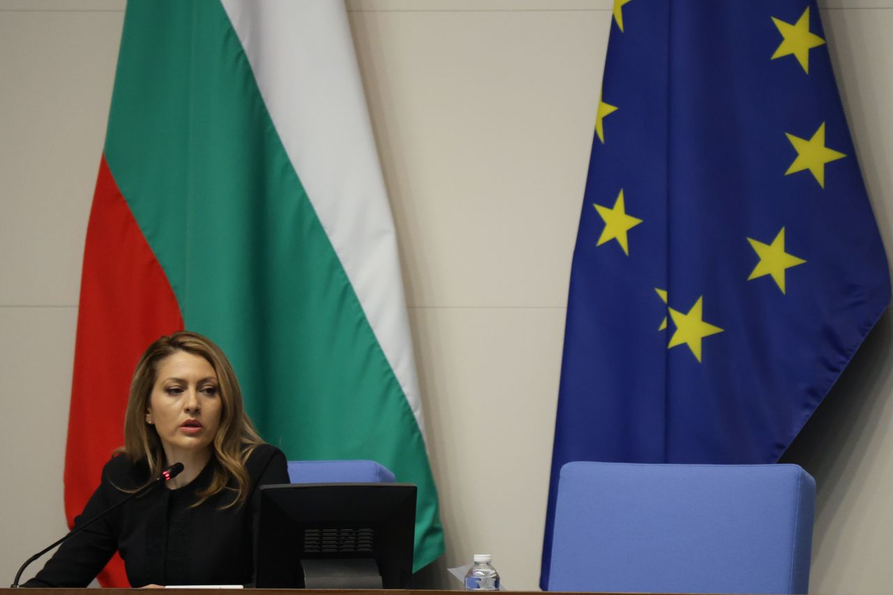 <p>Министрите от служебния кабинет на Андрей Гюров положиха официално клетва пред Народното събрание в присъствието на президента Илияна Йотова.</p>