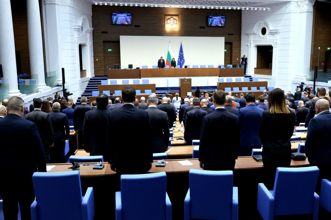 <p>Министрите от служебния кабинет на Андрей Гюров положиха официално клетва пред Народното събрание в присъствието на президента Илияна Йотова.</p>