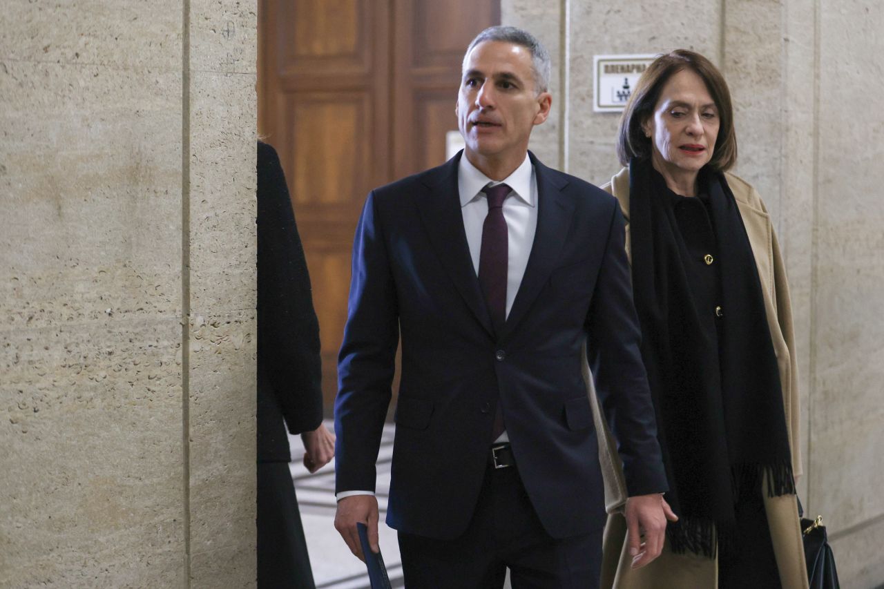 <p>Министрите от служебния кабинет на Андрей Гюров положиха официално клетва пред Народното събрание в присъствието на президента Илияна Йотова.</p>