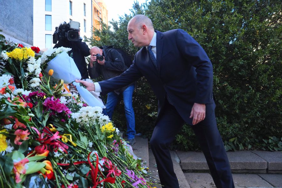 Румен Радев отдаде почит на Васил Левски, докато кабинетът на Андрей Гюров полагаше клетва в Народно събрание на Република България.