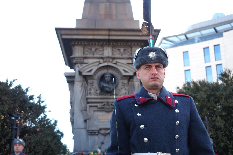 Румен Радев отдаде почит на Васил Левски, докато кабинетът на Андрей Гюров полагаше клетва в Народно събрание на Република България.