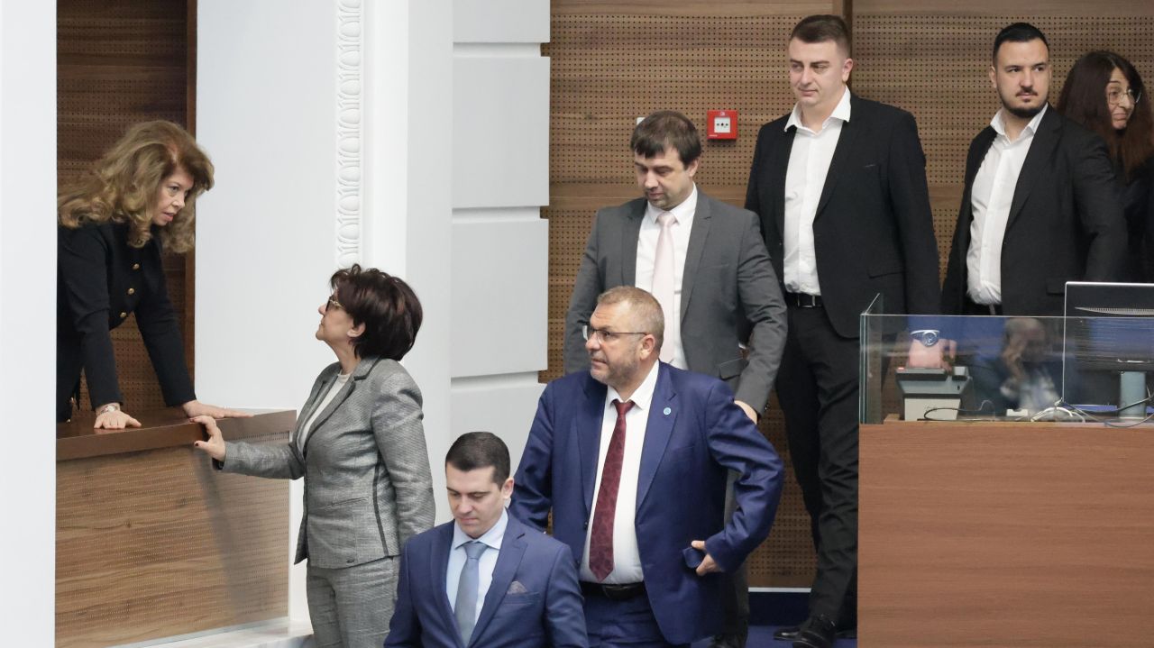 Министрите от служебния кабинет на Андрей Гюров положиха официално клетва пред Народното събрание в присъствието на президента Илияна Йотова.