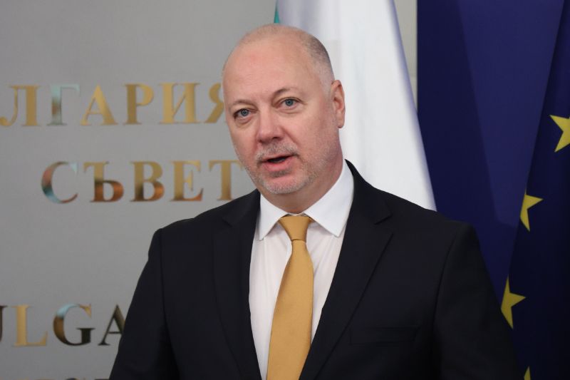 <p>След като кабинетът с премиер Андрей Гюров положи клетва в Народно събрание на Република България, в сградата на Министерски съвет на Република България се провежда официална церемония по приемственост на властта.</p>