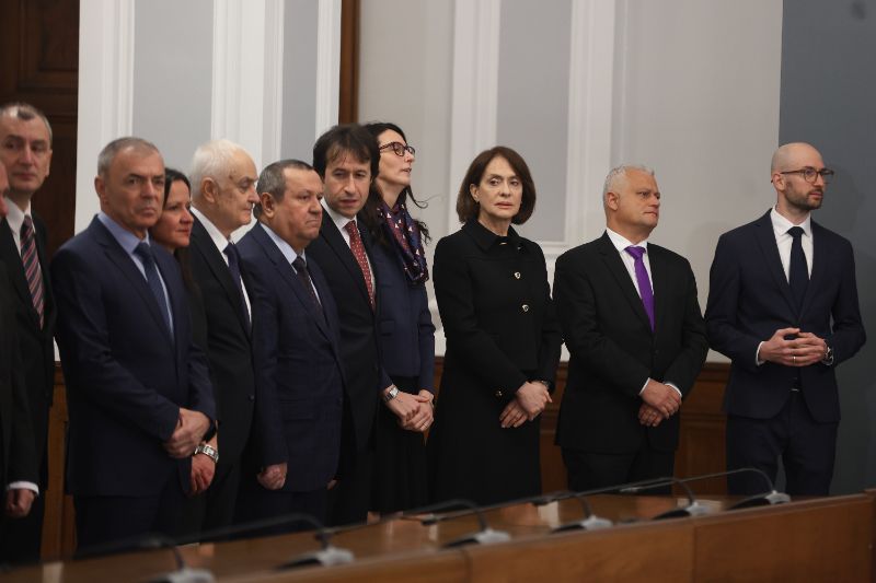 <p>След като кабинетът с премиер Андрей Гюров положи клетва в Народно събрание на Република България, в сградата на Министерски съвет на Република България се провежда официална церемония по приемственост на властта.</p>