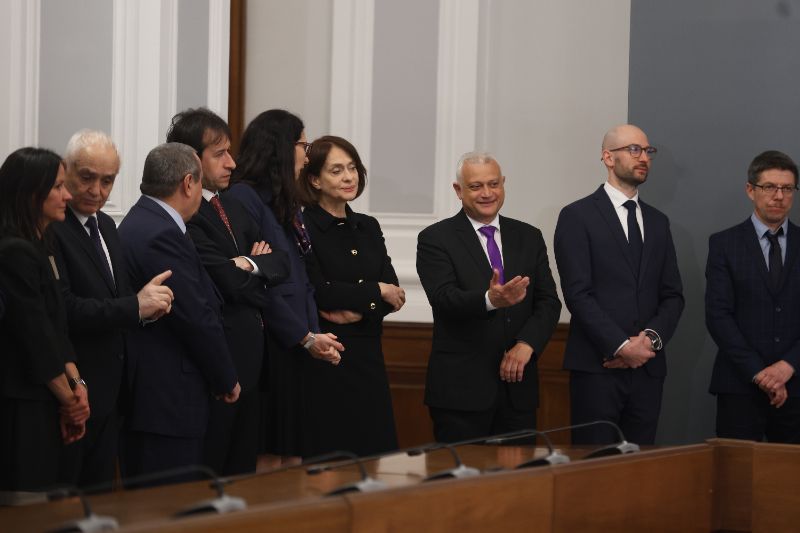 <p>След като кабинетът с премиер Андрей Гюров положи клетва в Народно събрание на Република България, в сградата на Министерски съвет на Република България се провежда официална церемония по приемственост на властта.</p>