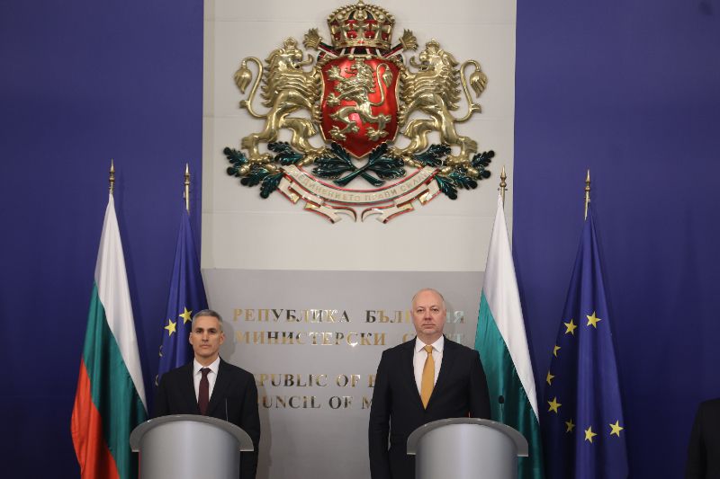 <p>След като кабинетът с премиер Андрей Гюров положи клетва в Народно събрание на Република България, в сградата на Министерски съвет на Република България се провежда официална церемония по приемственост на властта.</p>