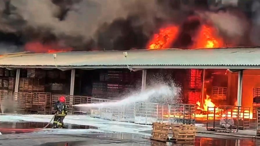 Пламна петролен резервоар в Псковска област