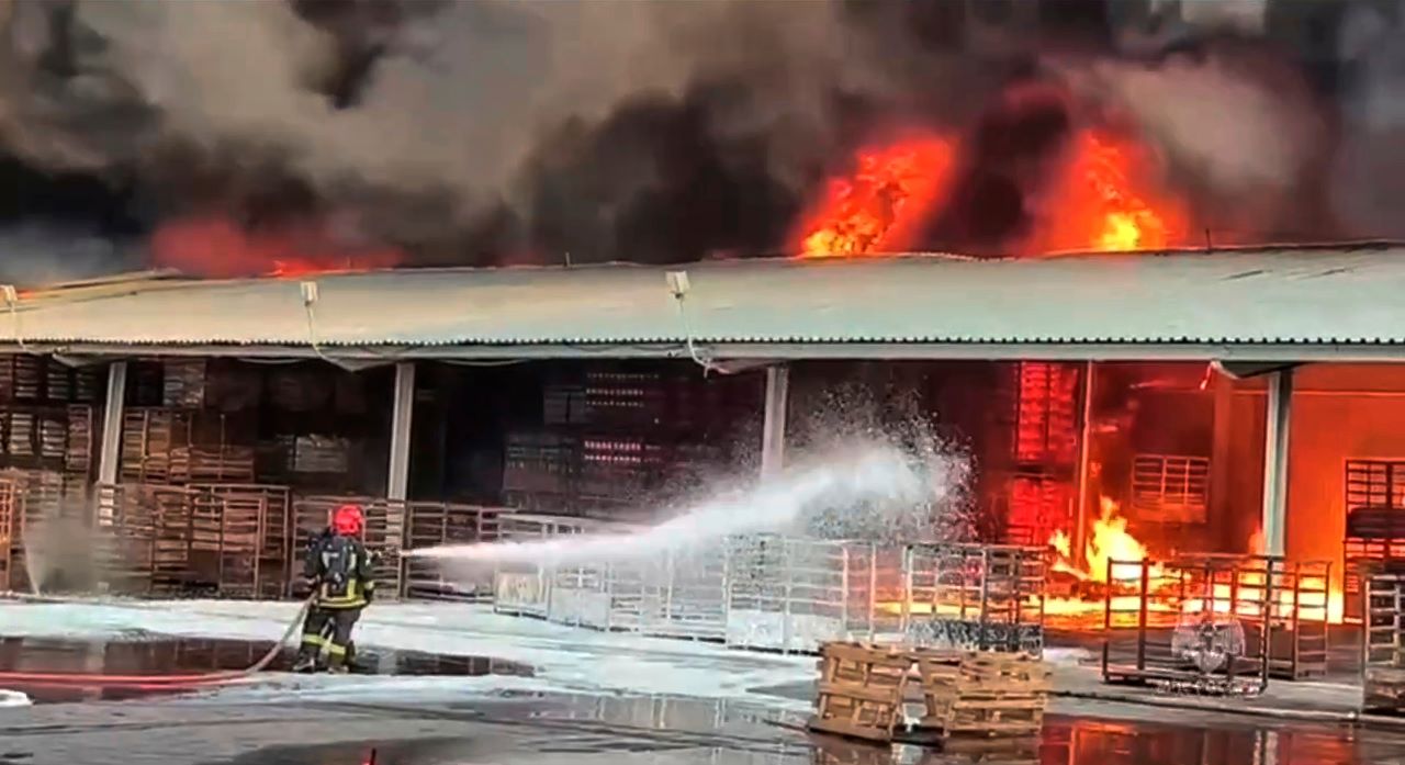 Пламна петролен резервоар в Псковска област