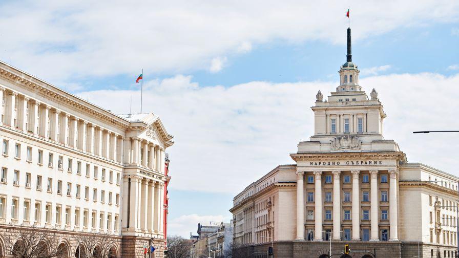 Подкрепа, критики и заявка за строг контрол: Политическите реакции след клетвата на кабинета „Гюров“